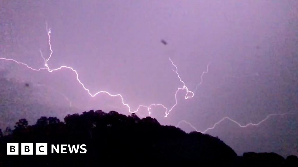 Lightning What is it like to fly during a thunderstorm? BBC News