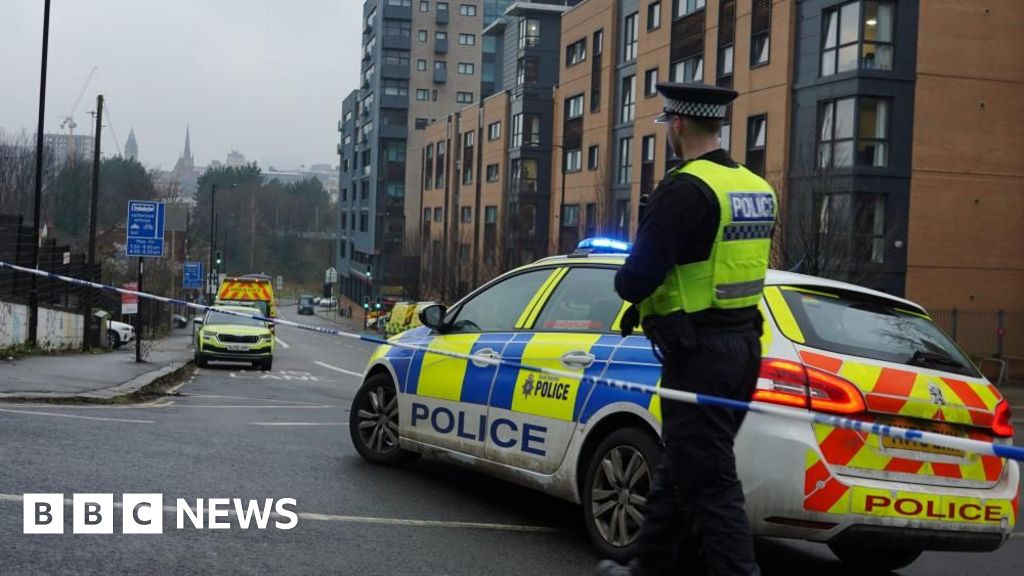 Polisi bersenjata mengelilingi Sheffield Flats dengan warga dievakuasi