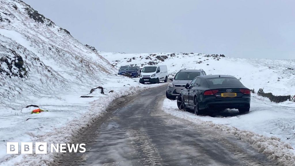 Abandoned cars leave Peak District pass near Castleton blocked