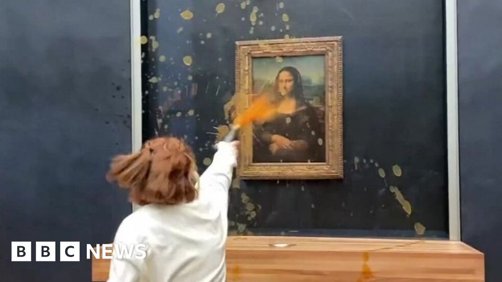 Mona Lisa: Manifestantes jogam sopa na pintura de Da Vinci