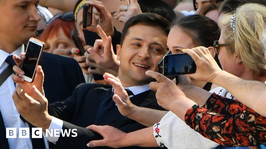 Volodymyr Zelensky: Comedian-president calls snap election - BBC News