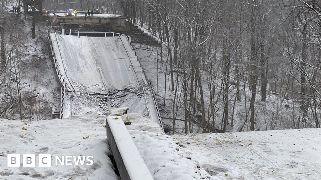 Ten people injured in Pittsburgh bridge collapse