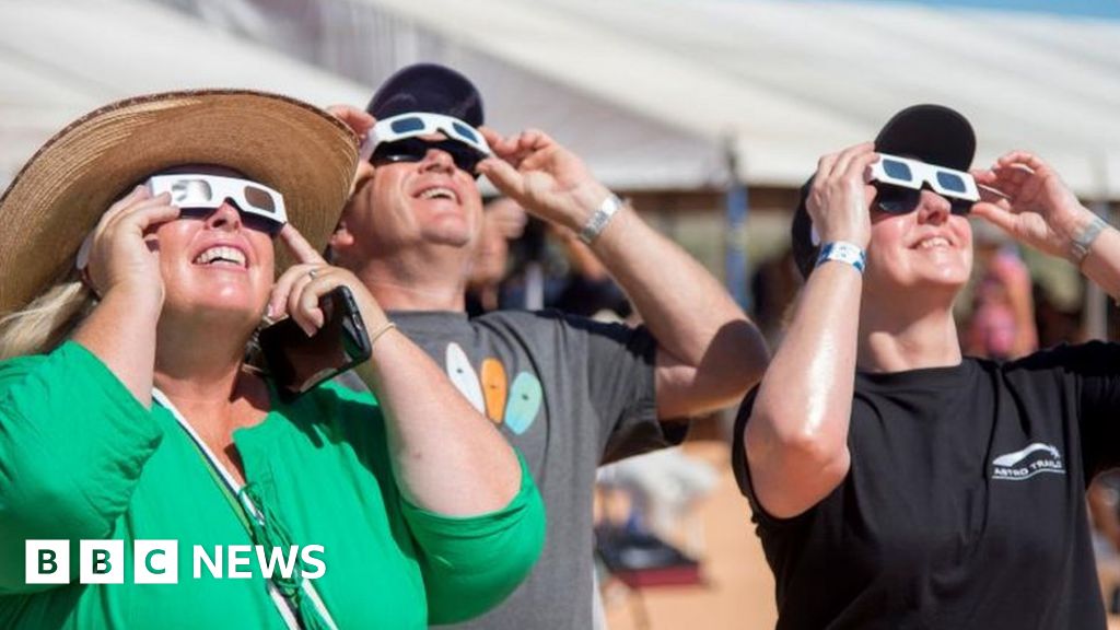 Eclipse Solar: Milhares se reúnem em remota cidade australiana para raro evento celestial