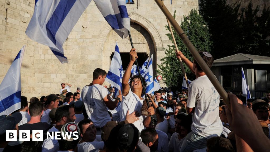 Десетки хиляди израелци много от националистически групи взеха участие в