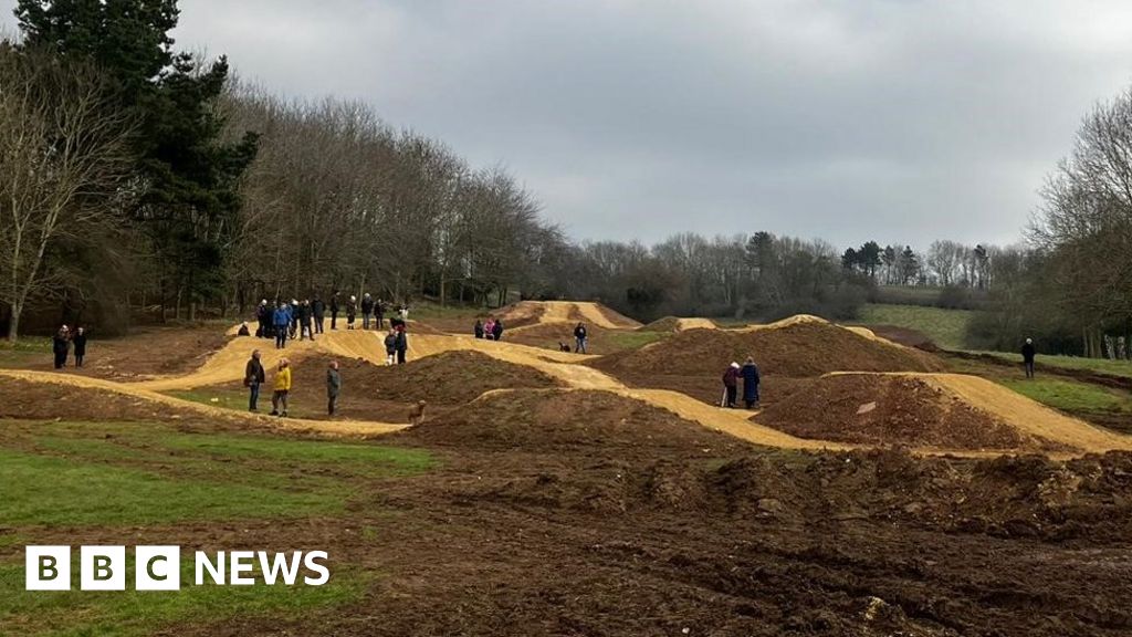 Newbold Comyn cycle trail protesters 'intimidated into silence' BBC News