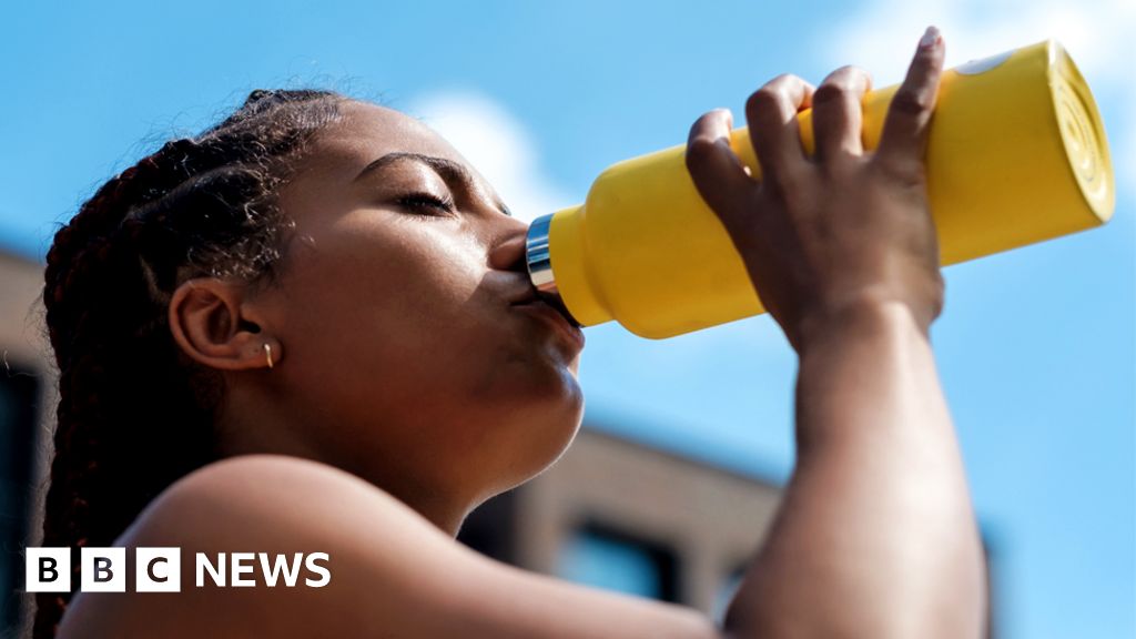 Hot weather: New health alert as weekend temperatures to hit 30C