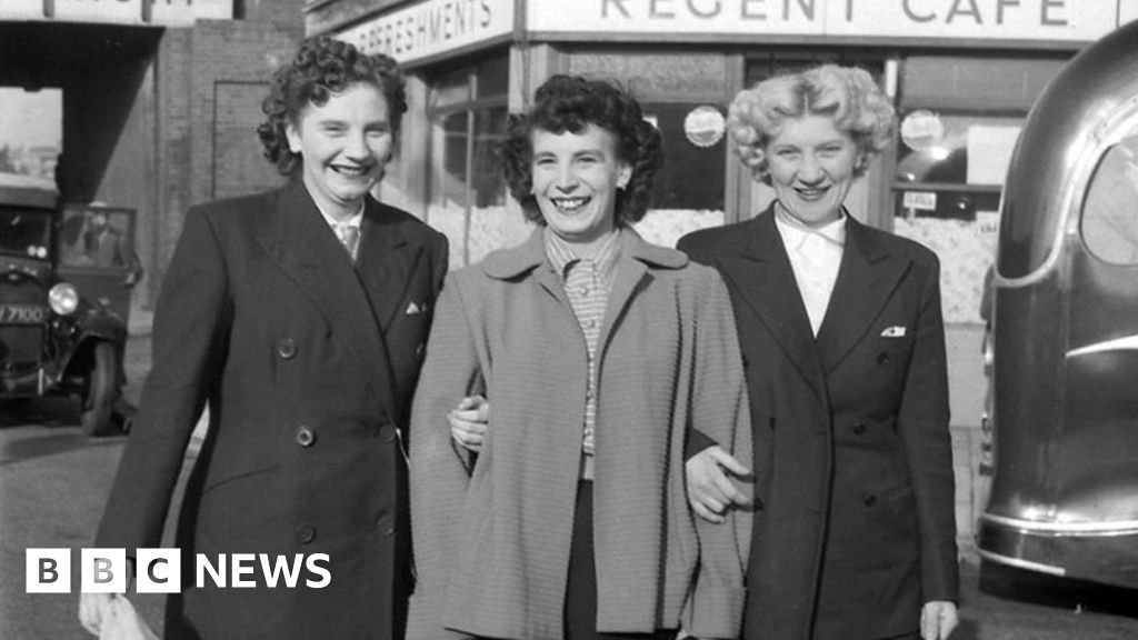 A thousand unknown faces in a trove of Hackney pictures