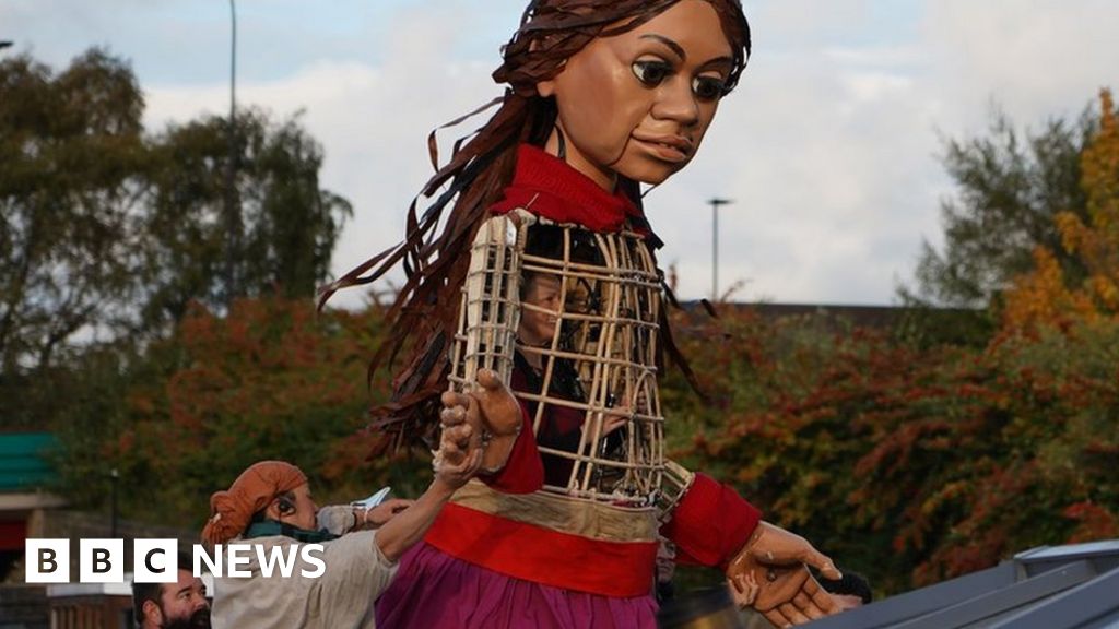 Little Amal: Sheffield crowds welcome  refugee  puppet