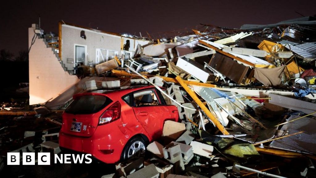 At най малко шест души загинаха след като торнада и силни