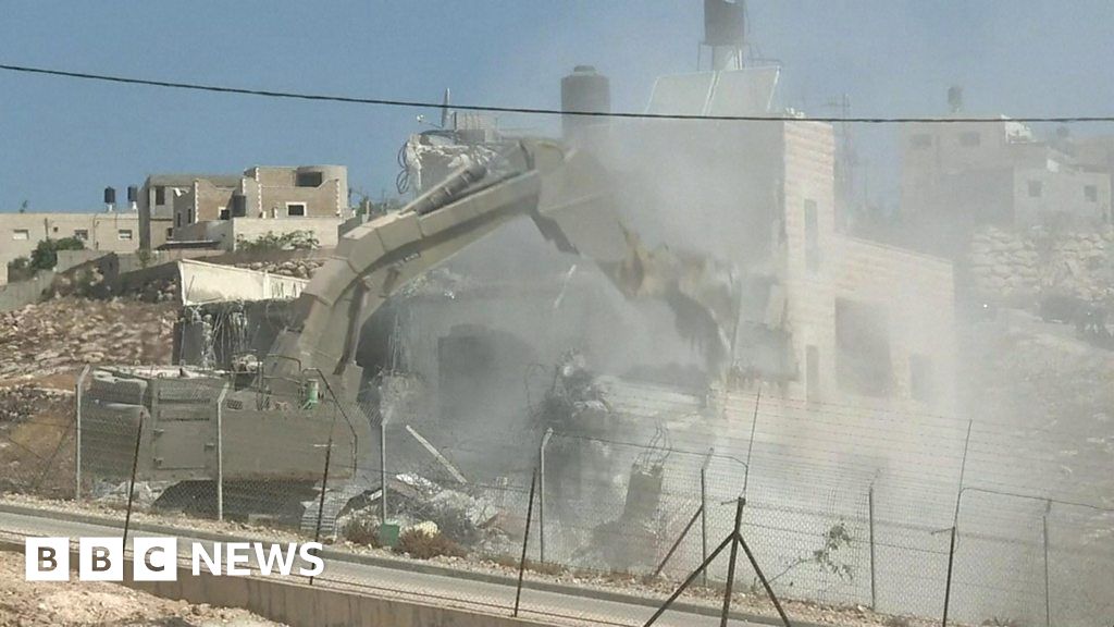 Israel Demolishes 'illegal' Palestinian Homes - BBC News