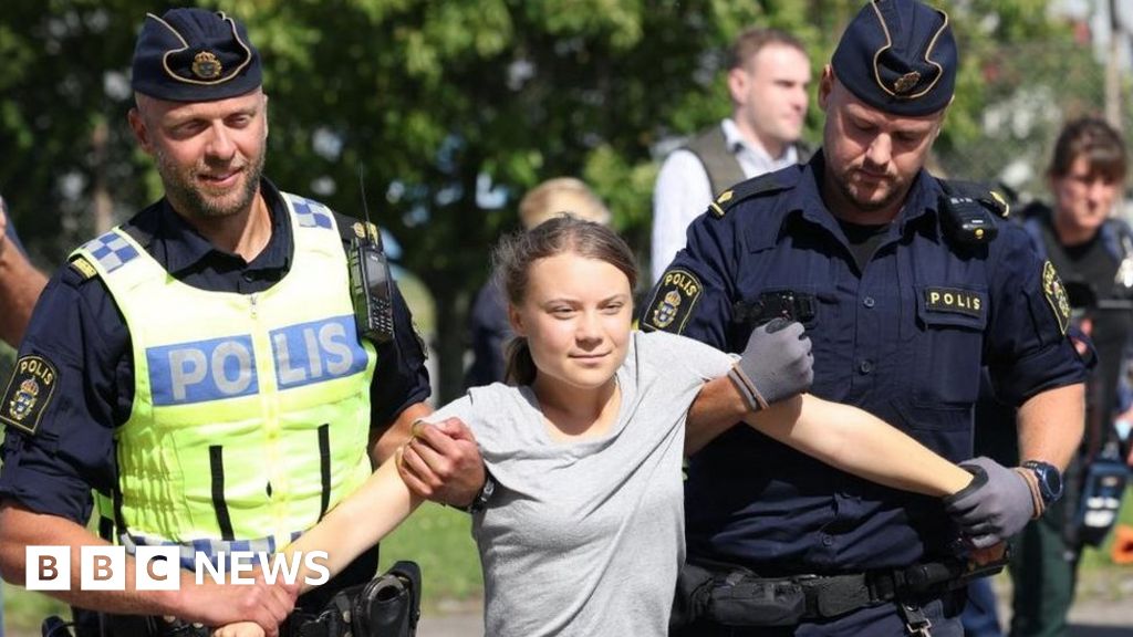 Грета Тунберг е обвинена, след като блокира петролното пристанище на Швеция за втори път