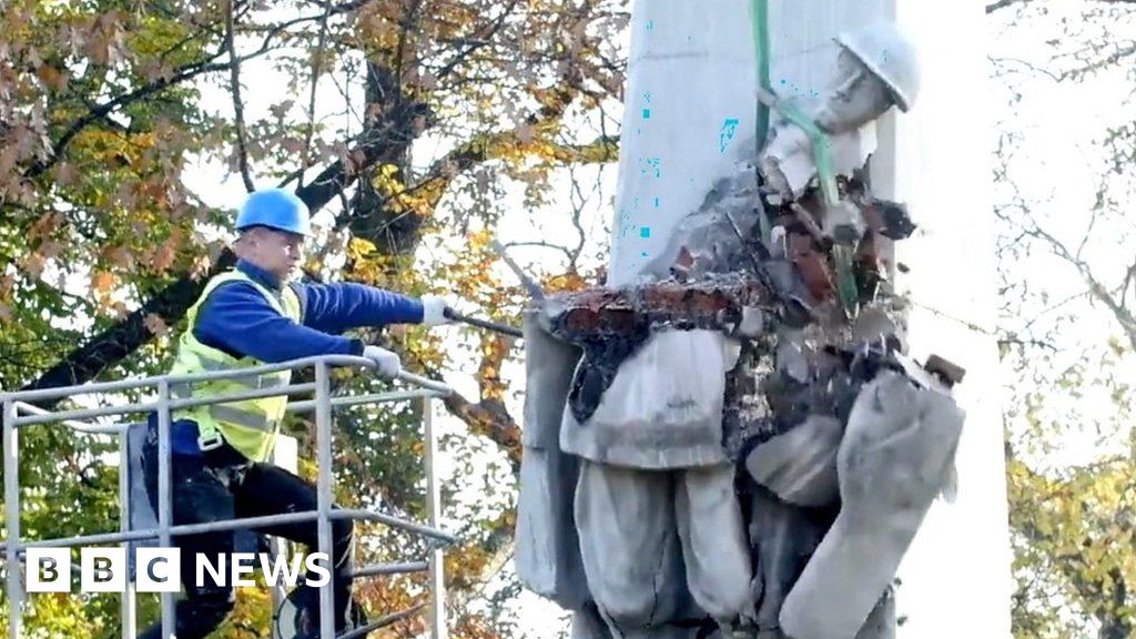 Poland demolishes Soviet-era monuments