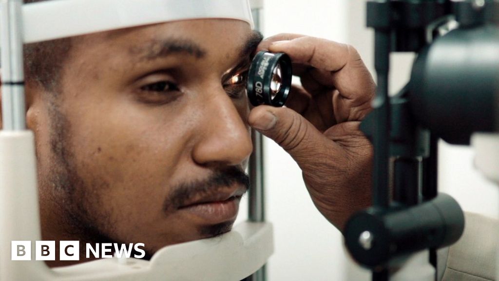 Doctor's offer to recreate veteran's lost glass eyes - BBC News