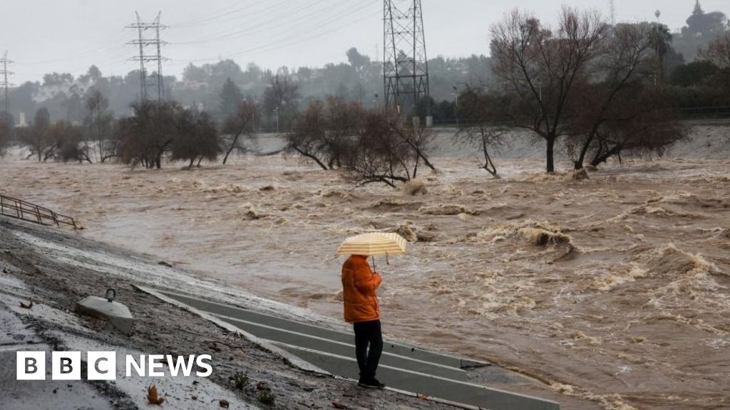 Se llevan a cabo operaciones de rescate mientras California lucha contra inundaciones y deslizamientos de tierra