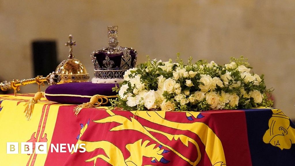 Man arrested after approaching Queen’s coffin