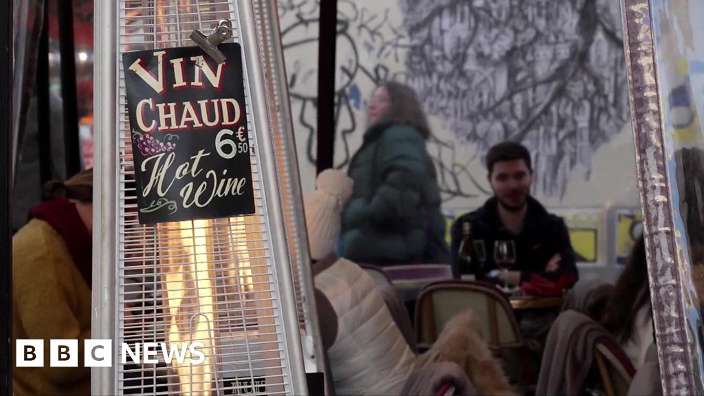 Outdoor heaters: Paris campaigners want them banned