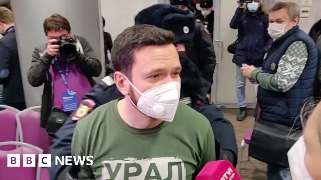 Russia opposition: Moscow police raid election forum
