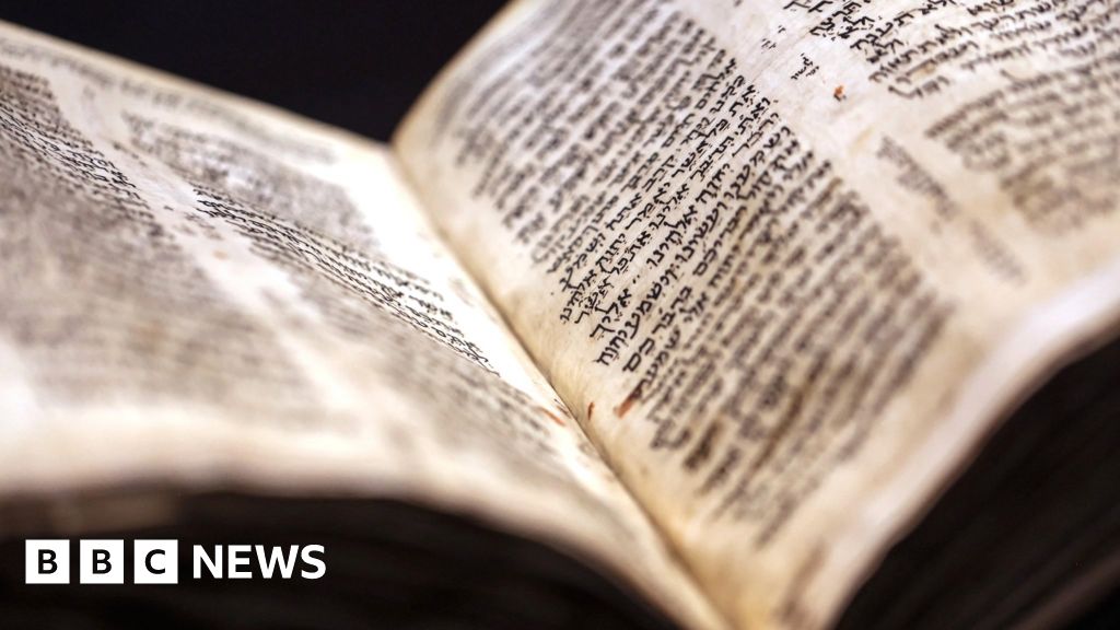 Die älteste vollständige hebräische Bibel in Israel wird vor dem Verkauf ausgestellt