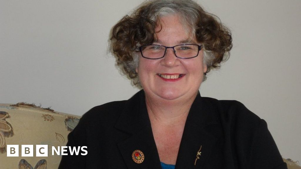 New Zealand woman reunited with lost heirloom brooch BBC News(02)