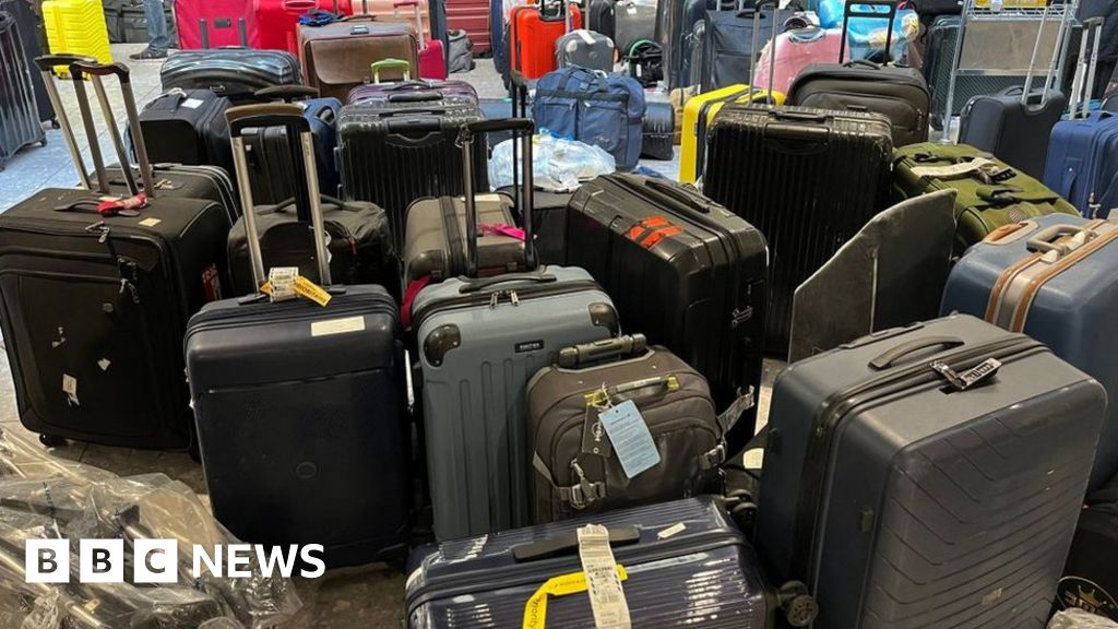 Qantas asks executives to work as baggage handlers for three months