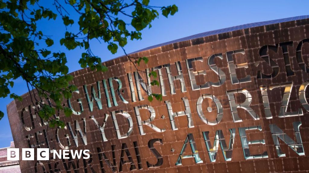 Coronavirus: Cardiff call centre worker has virus - BBC News