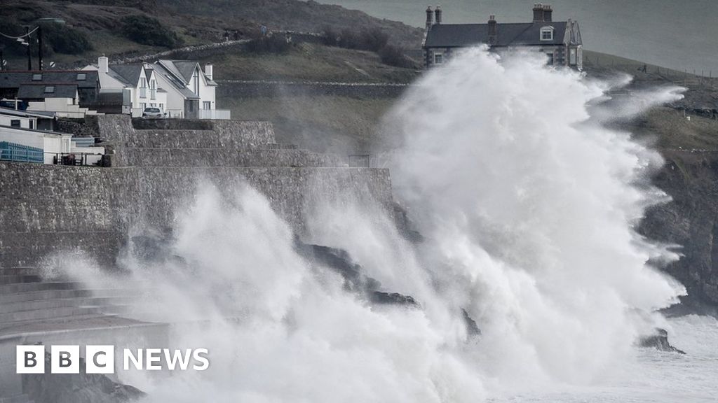 Storm Freya brings dangerous high winds to the UK BBC News