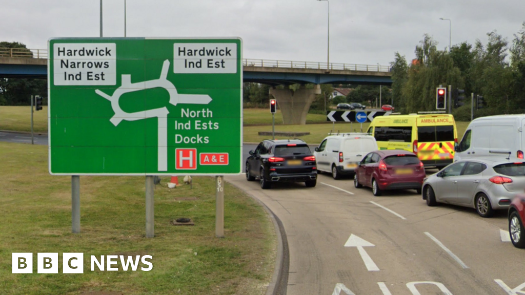 Hardwick Man in 70s dies after crash on roundabout BBC News