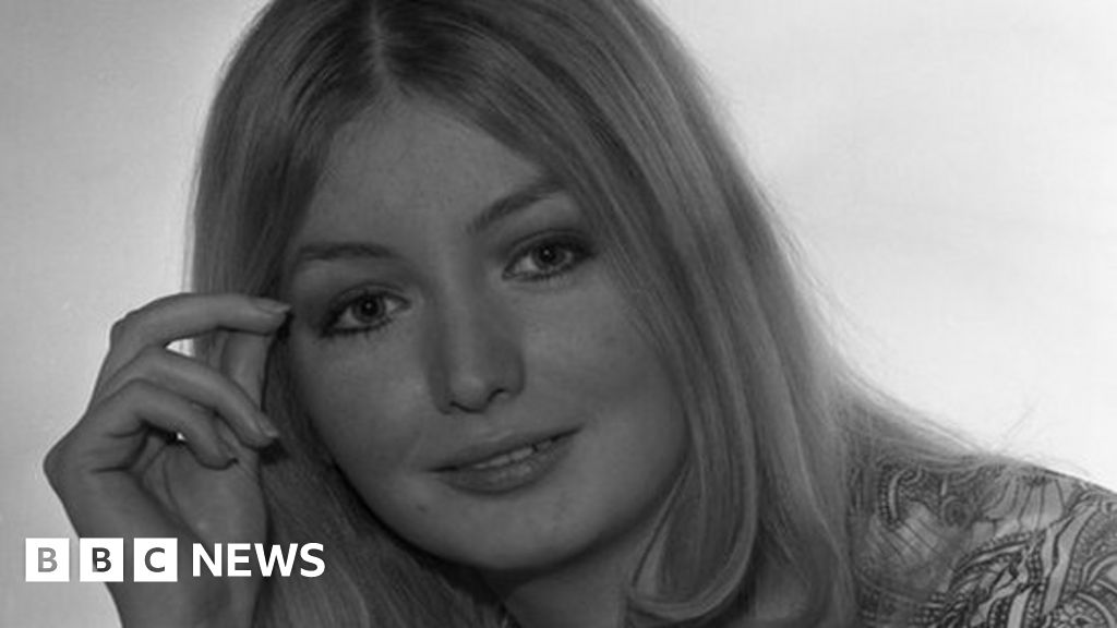 Mary Hopkin auctions off swinging 60s memorabilia - BBC News