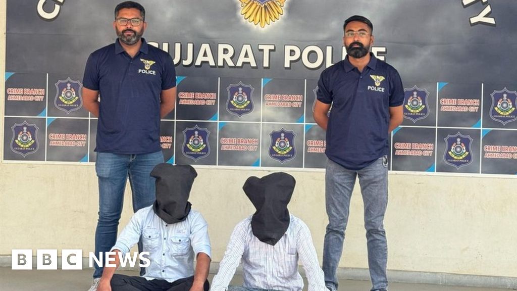 Полиция в Индия арестуваха двама души след като няколко международни