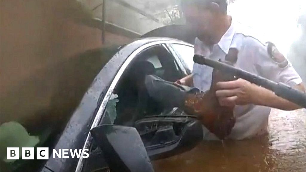 police-smash-in-car-window-to-save-flood-trapped-man