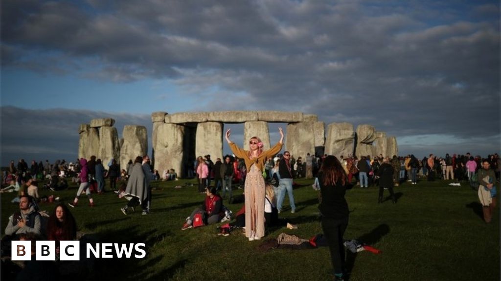 Stonehenge Summer Solstice Thousands Gather To Cheer Sunrise Bbc News