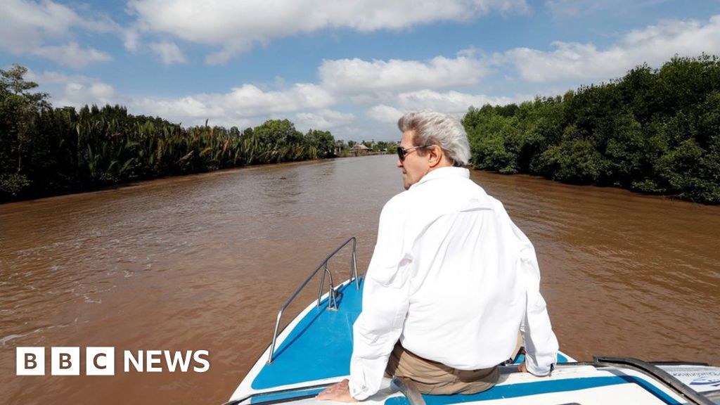 John Kerry finds Vietnam War site where he killed a man - BBC News