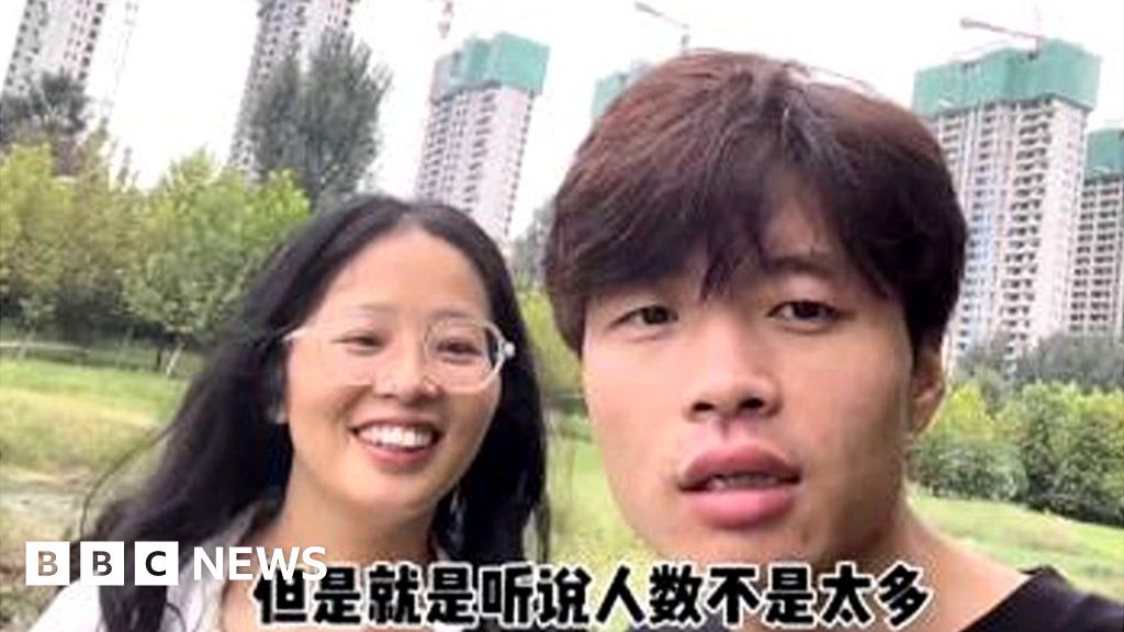 Млада китайска двойка чиято борбите за притежаване на апартамент хвърлят