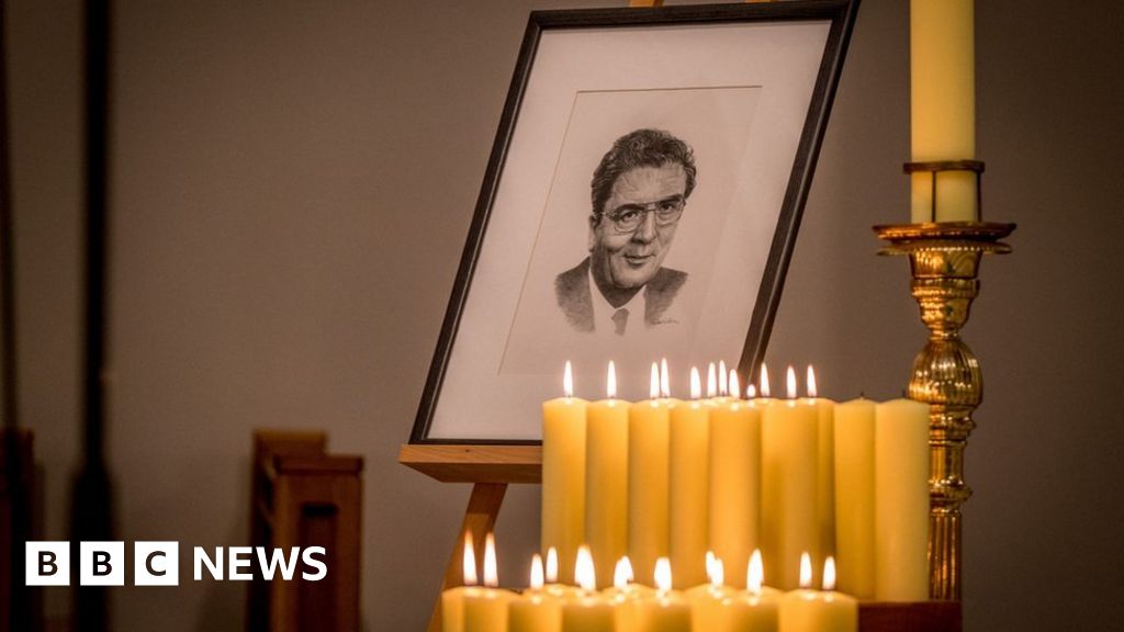 John Hume: Mourners gather for funeral of Nobel laureate