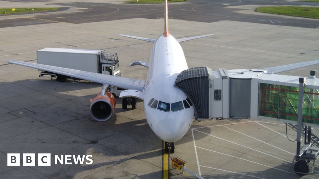 Gatwick: EasyJet boss criticises air traffic control over delays
