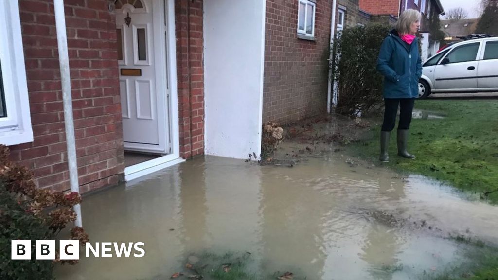 Abingdon homes and gardens flooded by burst water main BBC News