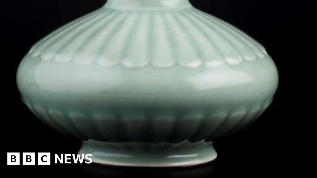 Rare Chinese vase fetches £900,000 at Cheltenham auctioneers BBC News
