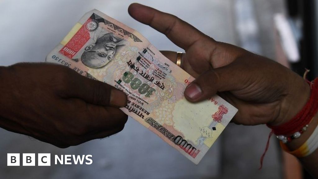 India rupee ban: Currency move is 'bad economics' - BBC News