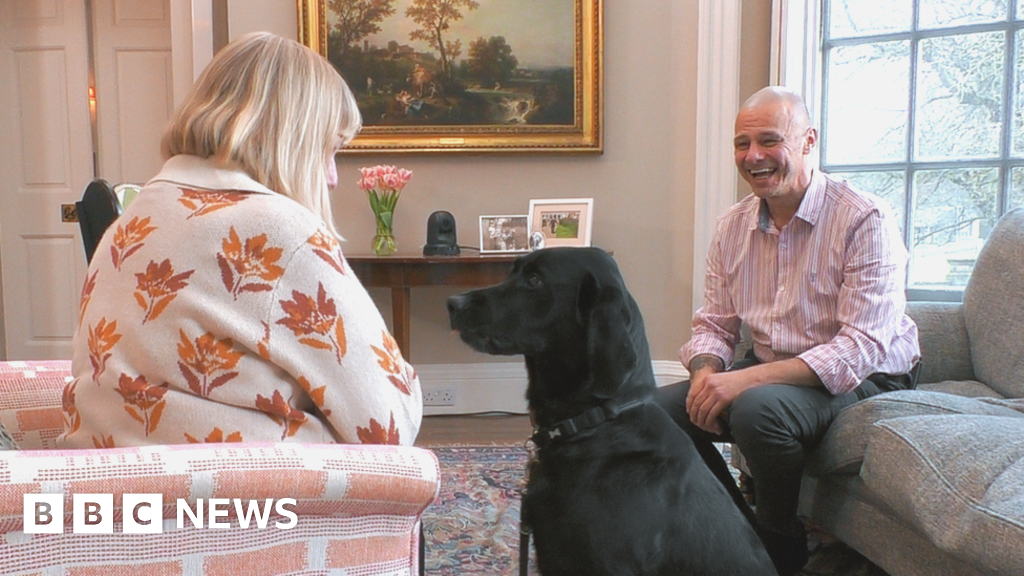 Hotel Reunion: Seorang pemilik anjing pemandu bersatu dengan seorang pelatih anak anjing