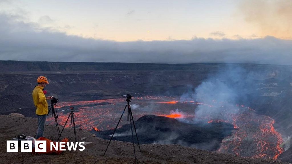 Hawaii: Footage shows Kilauea volcano erupting again