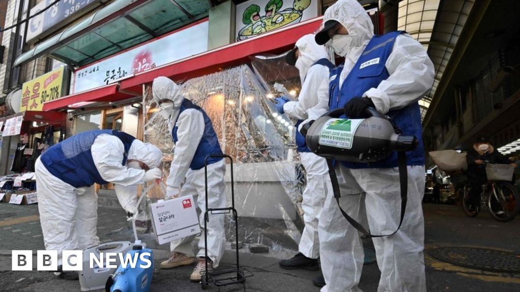 Coronavirus: Rapid spread raises fears of global pandemic