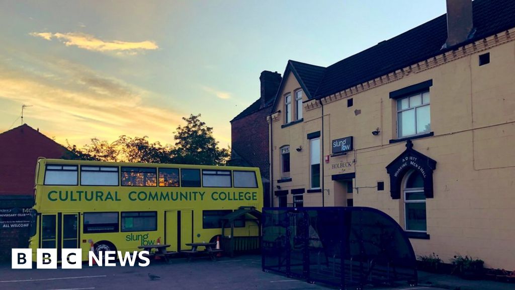 Holbeck Working Men's Club honoured with blue plaque BBC News