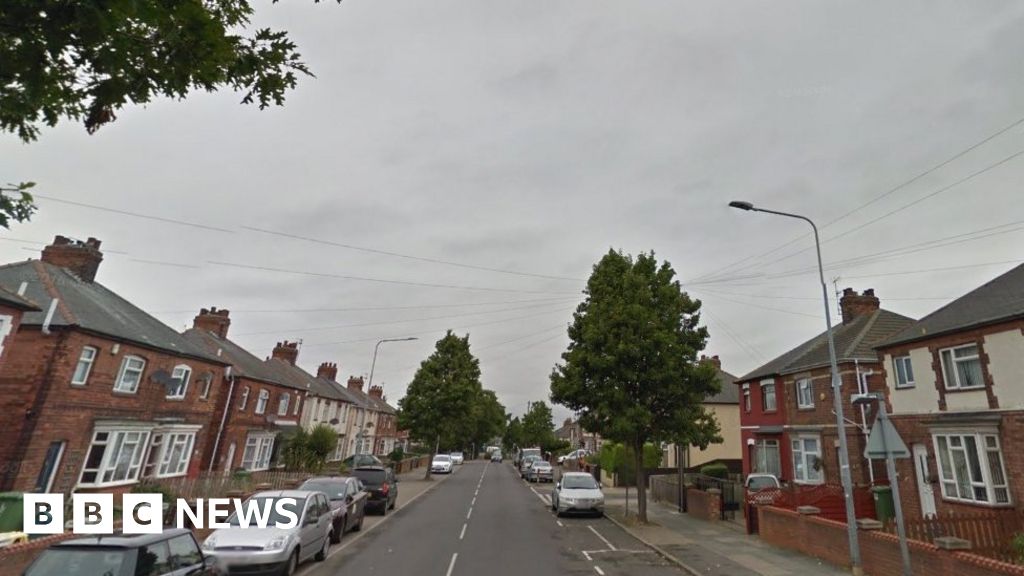 Hundreds of dead chickens dumped in Grimsby street BBC News