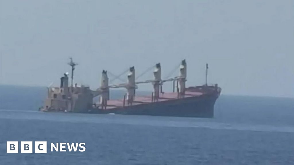 Кораб, собственост на Обединеното кралство, атакуван от хусите, потъва край бреговете на Йемен