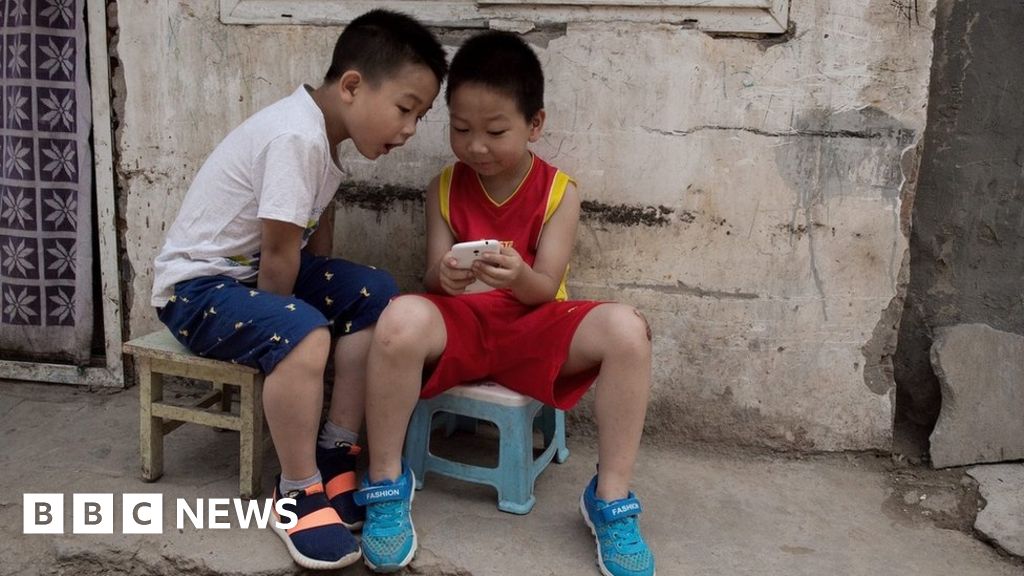 China bans children from using mobile phones at school - BBC News