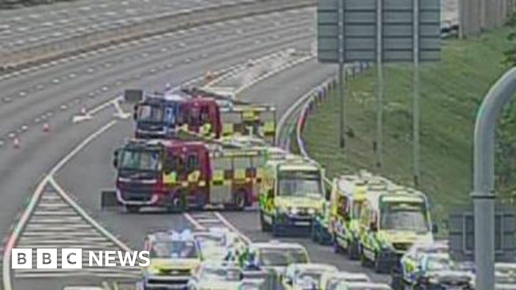 'Major' crash shuts Berkshire motorway in both directions