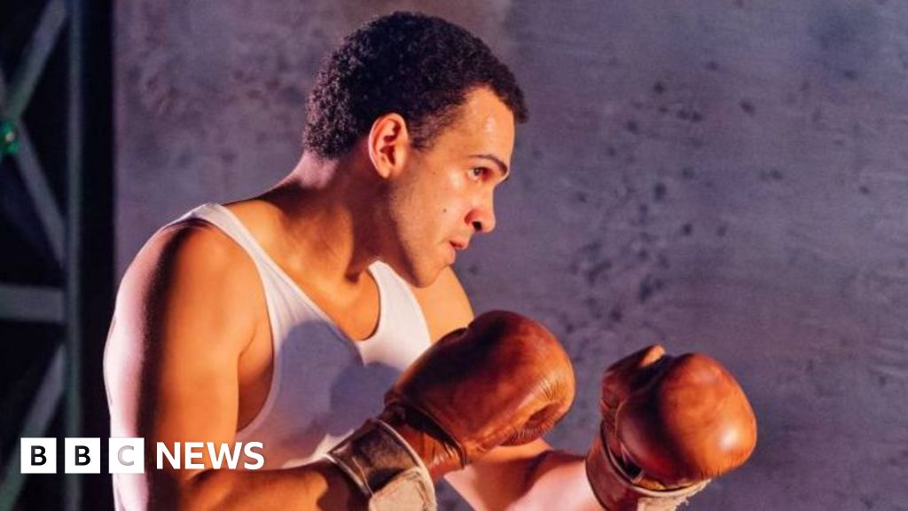 Cuthbert Taylor: Children demand apology for black boxer