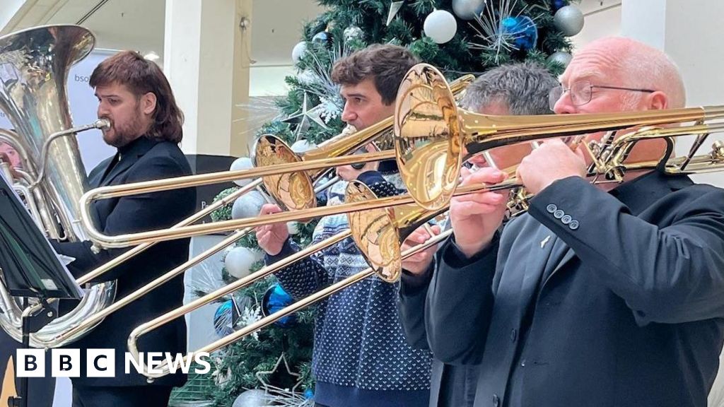 Bournemouth Symphony Orchestra plays Christmas music to shoppers
