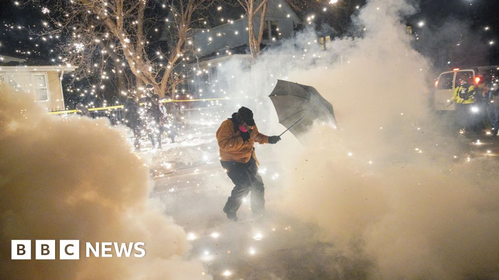 Служител на имиграционните и митнически служби ICE простреля мъж в