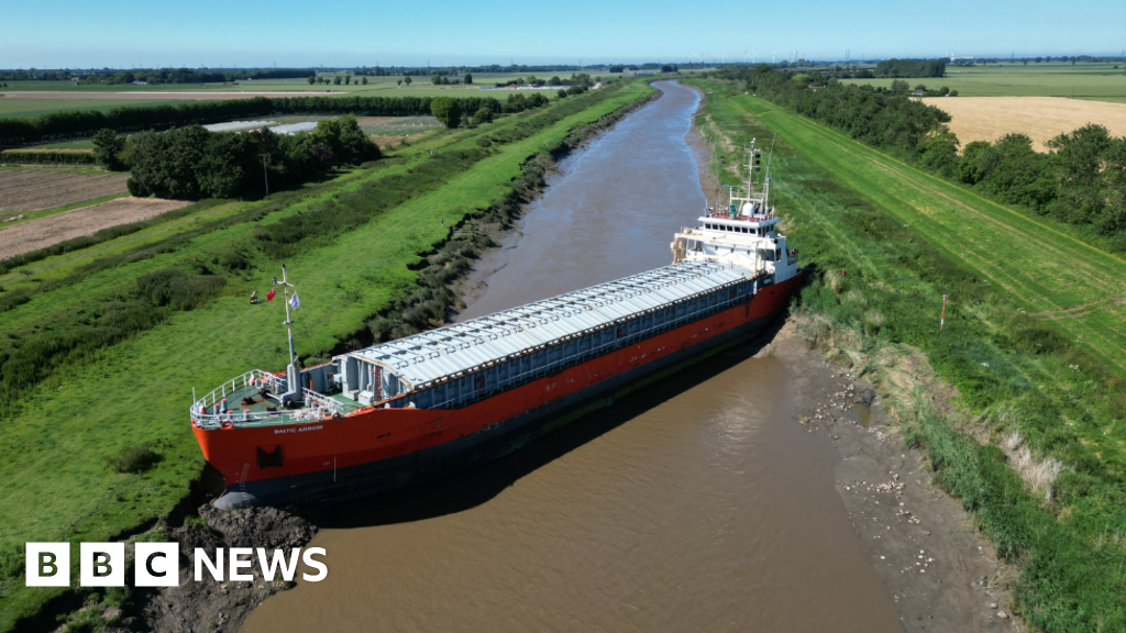 Cargo ship has grounded in the River Nene, Cambridgeshire - BBC News